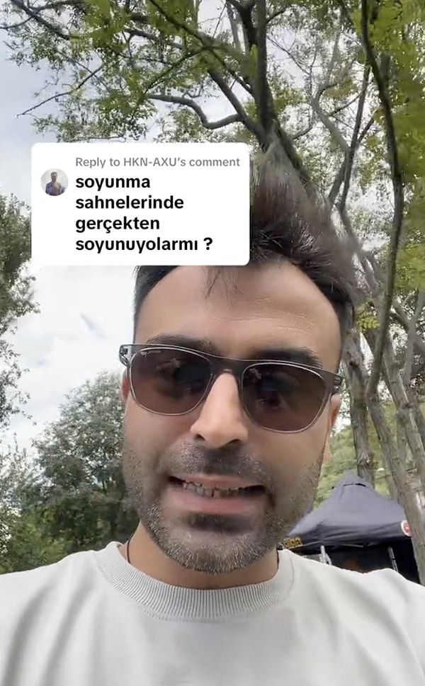 Yener Yalçın söz konusu soruya eğlenceli bir yanıt vererek setteki soyunma sahnesini kameraya aldı.