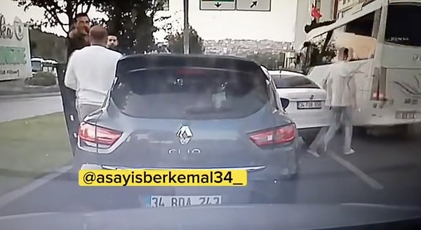 Şahısların saldırısından korunmaya çalışan sürücü tekme ve yumrukların hedefi oldu. Trafikteki diğer sürücülerin araya girmesiyle uzaklaştırılan 3 kişi araçlarına binerek bölgeden uzaklaştı.