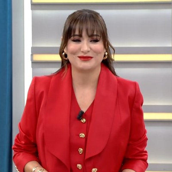 Flash TV'de ana haber bülteni sunuculuğuyla başladığı televizyon macerasında şu an gündüz kuşağı sunsa da aslında 20 yıla yakın süre bu mesleği yaptı.