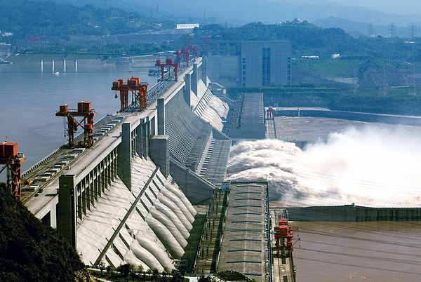 Çin’in Hubei eyaletinde, Yangtze Nehri üzerinde bulunan Üç Boğaz Barajı, Qutangxia, Wuxia ve Xilingxia boğazlarının sularını kullanarak elektrik üretiyor.