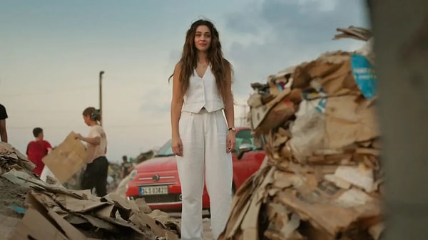 Babası ölüyor, para için gözü dönmüş kötü insanların eline düşüyor... Daha o yaşlarındaki küçük bir çocuğa olmasına dayanamayacağımız ne varsa Leyla yaşamış. Şimdi sıra bunu ona yapanlarda!