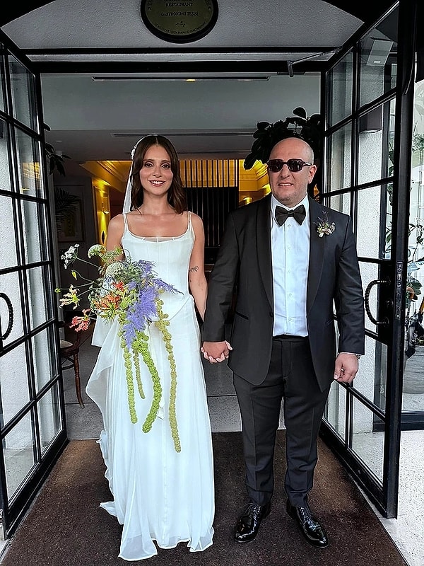 Meriç Aral ve Serkan Keskin 7 yıllık ilişkilerinin ardından geçtiğimiz gece nikah masasına oturarak bir ömür mutluluğa sonunda 'evet' dedi.