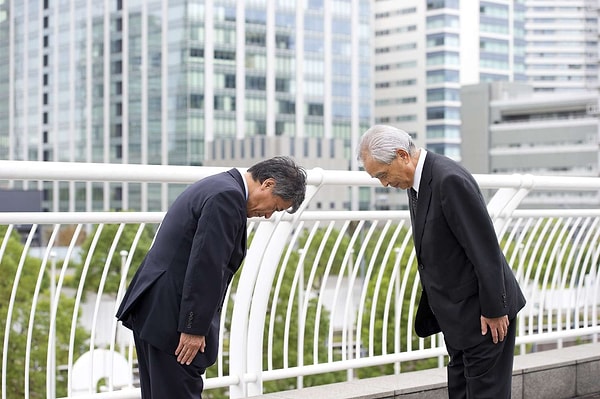 Japonya’da eğilmek, yani ojigi, saygı, alçakgönüllülük ve kabullenmeyi temsil eden derin bir kültürel gelenektir.