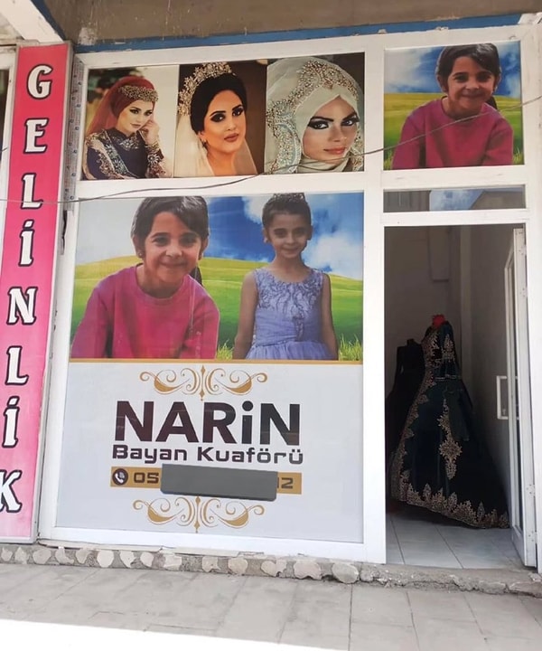 Soruşturma devam ederken bugün sosyal medyada yayılan bir fotoğraf herkesin sinirlerini bozdu. Hangi ilde olduğu bilinmeyen bir kadın kuaförünün Narin'in ismi ve fotoğrafıyla dükkan açtığı görüldü.