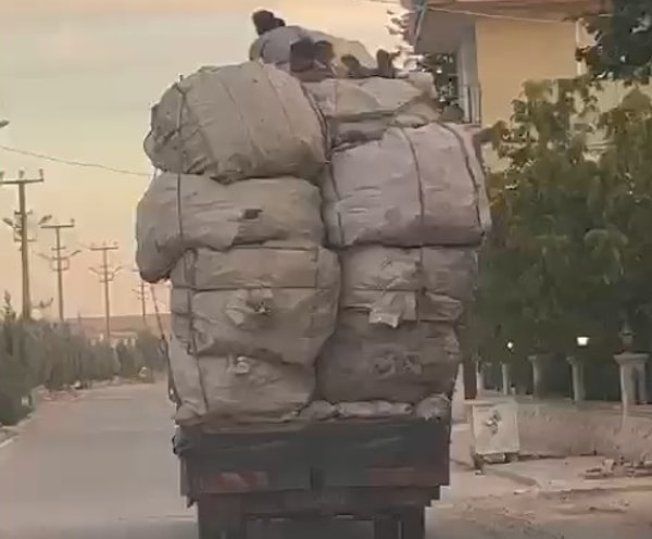 Uzun bir süre bu şekilde yolculuğa devam eden kamyonet daha sonra gözden kayboldu.