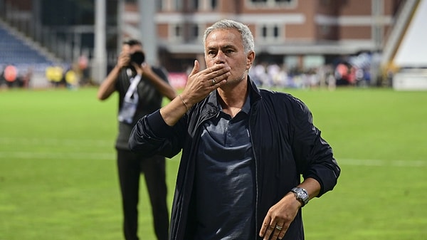 Alanyaspor'u Fenerbahçe'nin 3-0 yendiği maçın ardından Mourinho, "rakibimiz kart görmüyor" diyerek Galatasaray'ı hedef aldı: