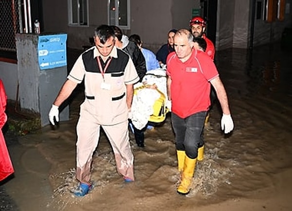 Araklı Bayram Halil Devlet Hastanesi'ni su bastı. UMKE ve AFAD ekipleri 38 hasta ve 30 personeli, Acil Servis girişinden tahliye etti.