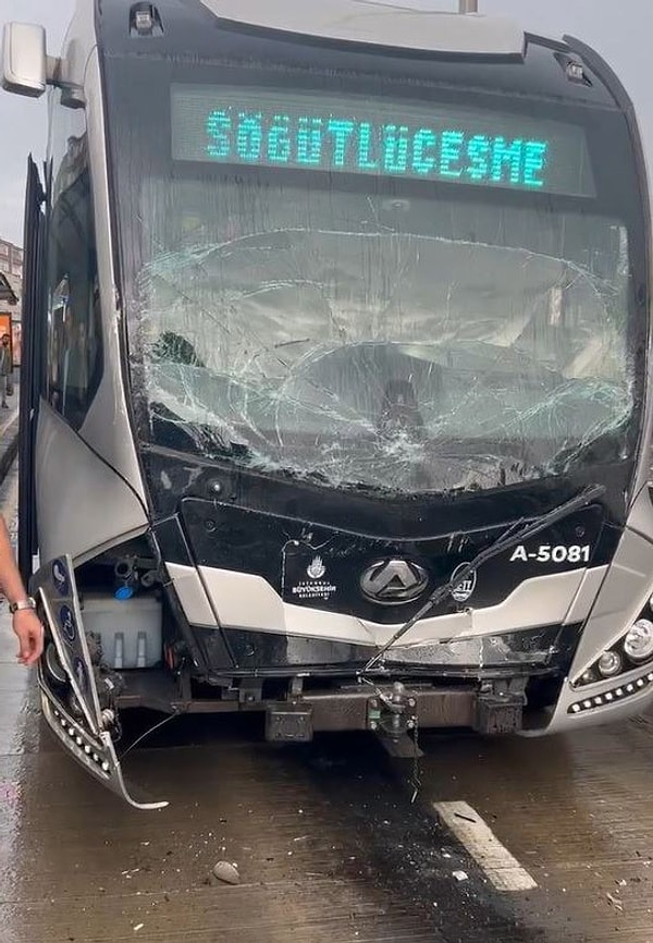 Söğütlüçeşme istikametinde seyreden metrobüs, Avcılar’da Büyükşehir Belediyesi Sosyal Tesisler durağında aynı yönde ilerleyen başka bir metrobüse arkadan çarptı.