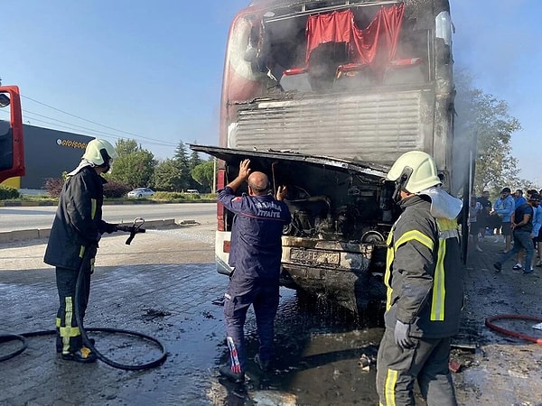 Otobüsün sürücüsü Yansur Aytaç, araçtan yükselen dumanları fark edince hemen kenara çekerek, futbolcuların tahliye edilmesini sağladı. Teknik heyet, futbolcular ve yöneticiler, yangın söndürme tüpleriyle alevlere müdahale etti.