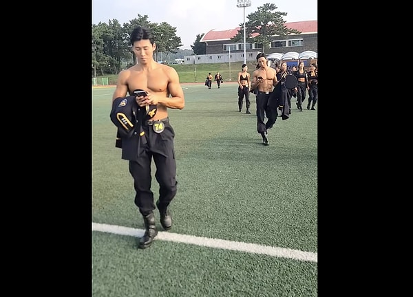 Bir fotoğraf çekimi için bir araya gelen Güney Koreli polislerin görüntüleri sosyal medyada viral oldu.