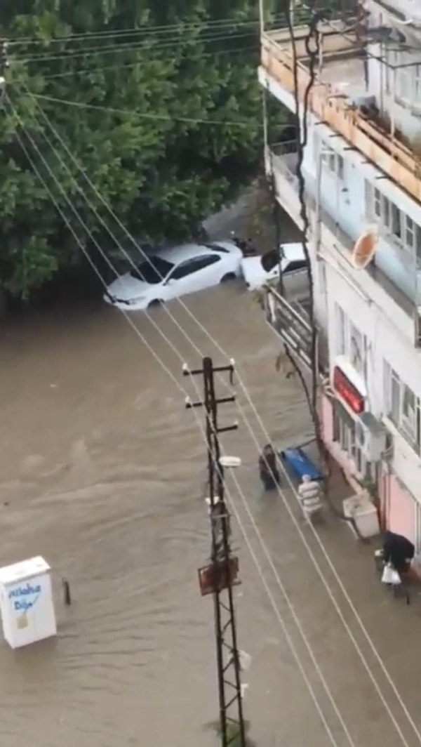 Olayda kimse yaralanmazken, itfaiye ekipleri tarafından ağaç kaldırıldı. Yağışın şiddeti azaldı.