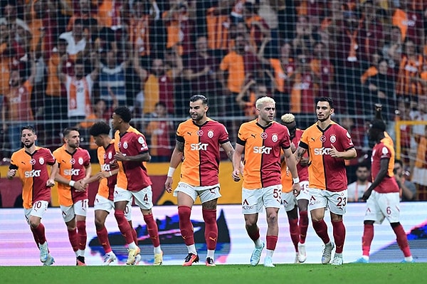 Galatasaray ilk 11'i: Muslera, Kaan, Sánchez, Abdülkerim, Jakobs, Torreira, Sara, Barış, Yunus, Mertens, Osimhen