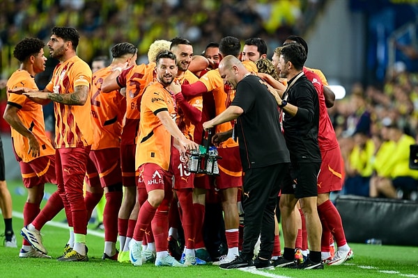 Bu golden yalnızca 8 dakika sonra Galatasaray, Napoli'nin iki eski yıldızıyla skor bulduç Osimhen'in şık asisti, Mertens'in şık dokunuşuyla skor 2-0 oldu.