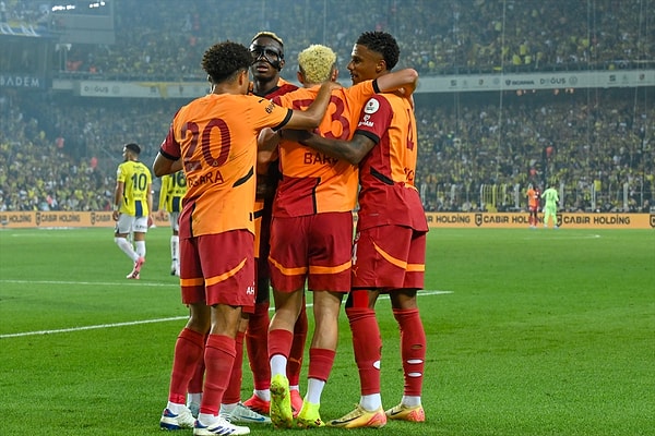 Galatasaray için zorlu geçmesi beklenen Kadıköy deplasmanında rahat futbolla gelen üç puan camiayı sevince boğdu.