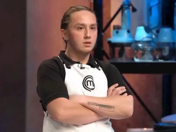 MasterChef'in son bölümünde yarışmacılar bamya yarışına girmişlerdi. Yarışmacılardan Bera şeflere bamyasını sundu.