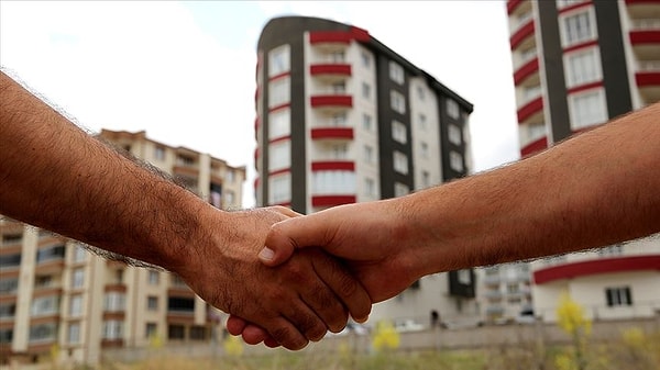 Piyasalar önümüzdeki aylarda Merkez Bankası'nın politika faizlerinde düşüş beklerken, kredi ile ev alacakların gözü de uzun bir müddettir konut kredi faizlerinde yaşanabilecek olası bir düşüşteydi.