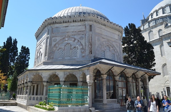 Zigetvar ve çevresindeki kalelerin fethi sırasında ordusundan bir süre ölümünü sakladı. Kendi yaptırdığı Süleymaniye Camii’ne defnedilen Kanuni’nin vefatı Osmanlı tarihinde bir dönemin sonunu simgeliyor.