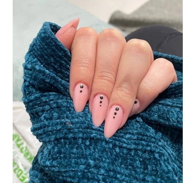 2. Nail Art Noktalı Pudra Badem Takma Tırnak