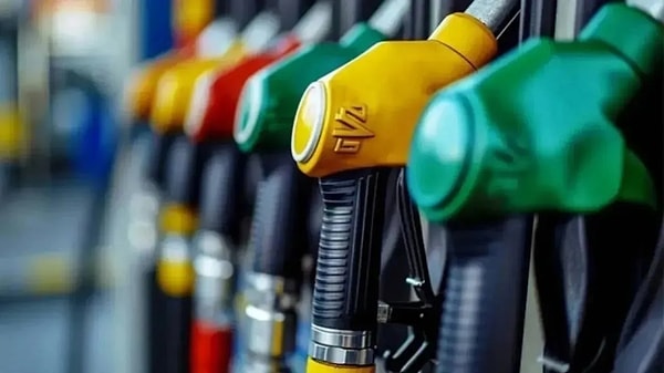 Benzine zam geldi, tabelalar gece yarısı değişti. Gece yarısından itibaren geçerli olmak üzere benzinde 1,20 TL fiyat artışı olurken, son olarak 6 Eylül'de 1,83 TL indirim olmuştu.