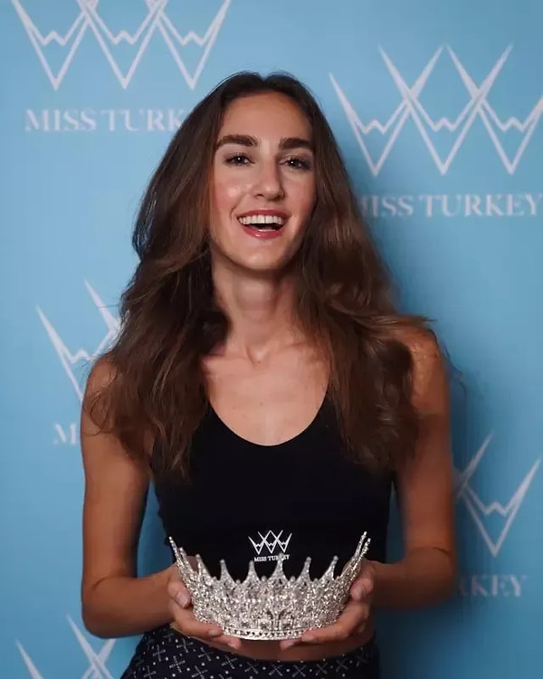 Bu yıl gerçekleştirilen Miss Turkey yarışmasında birinci olan isim ise İdil Bilgen oldu. Ardından, Bilgen'in birinciliği ünlü isimler de dahil olmak üzere birçok kişiden sosyal medyada tepki topladı biliyorsunuzdur.