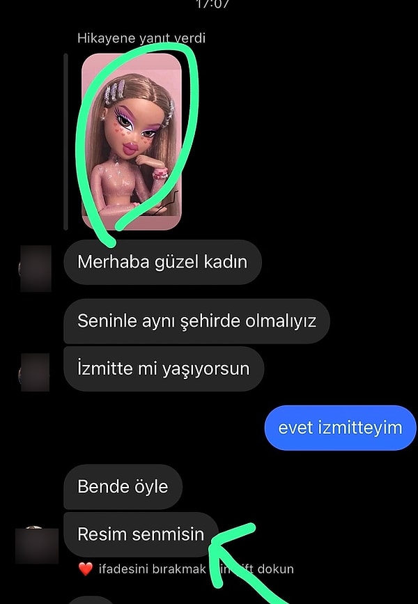 Fakat bu durum sanırsak herkes için geçerli değil. Bir adam, Bratz bebeklerin ne olduğundan bihaber olacak ki, gerçek sanıp selam vermiş, üstüne üstlük iltifat bile etmiş.