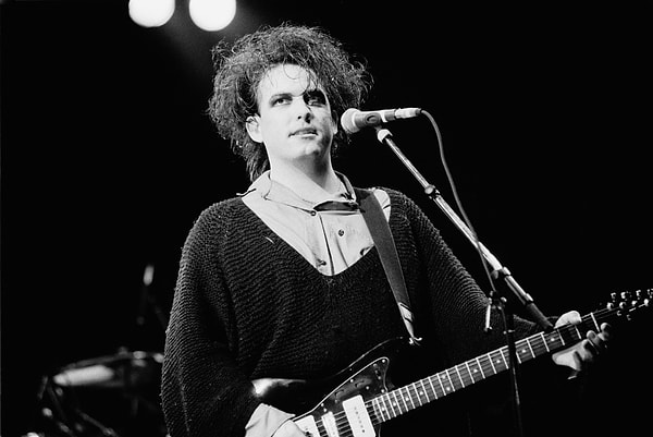 2. The Cure'un solisti Robert Smith, grubun kurulduğu günden beri tek sürekli üyesidir.