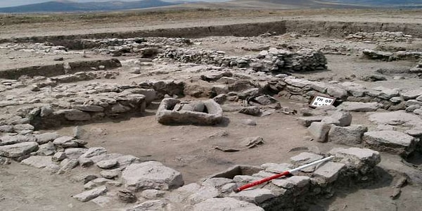 Ahi Evran Üniversitesi'nden Dr. Elif Baştürk'ün liderliğindeki ekip, her dönemde önemli bir yer tutan höyükteki en heyecan verici bulguların, tarih öncesi döneme ait tabakalarda ortaya çıkarıldığını ifade etti.