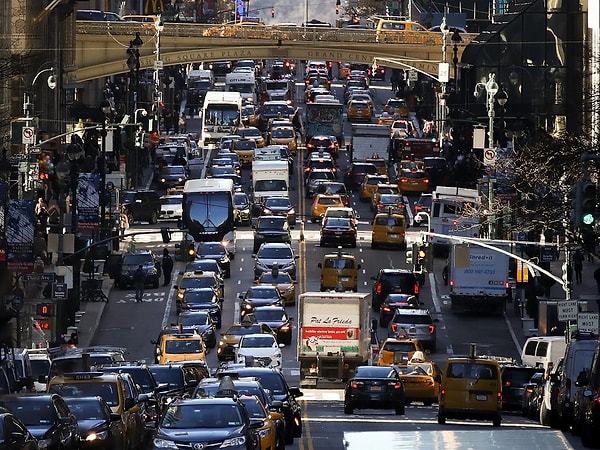 Ancak Amerikan halkı tarihsel olarak trafik ışıkları ile yönetilen kavşaklara alışkın ve bu güvenlik sisteminin dışına çıkmak onlara karmaşık ve güvensiz geliyor.