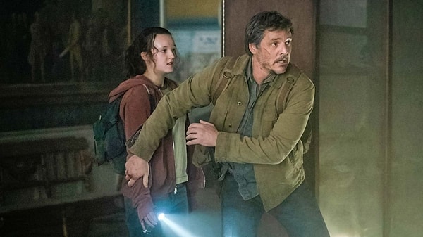 Pedro Pascal ve Bella Ramsey'in başrollerde oynadığı dizi, medeniyeti yok eden bir felaketin ardından ABD'de yolculuğa çıkan Joel ve genç Ellie'nin macerasını konu alıyor.