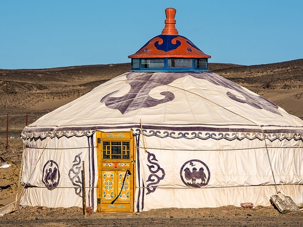 Dış duvarları genellikle geometrik tasarımlar ve yerel motiflerle süslenirken, çadırın ortasında bulunan iki ahşap sütun kadın ve erkeği temsil eder.