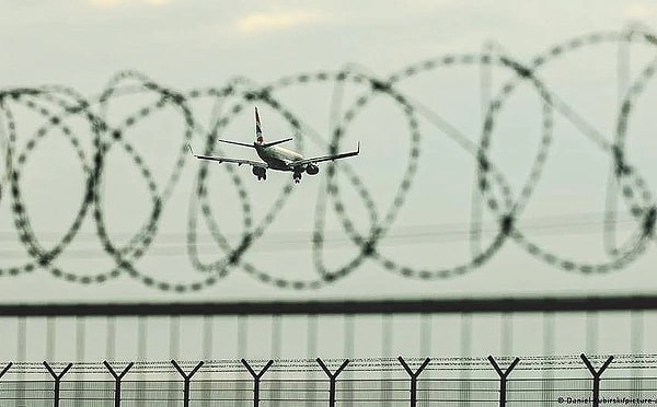 Sınır dışı edilecek kişilerin isimlerinin Türkiye’ye bildirildiği ve sayının kısa sürede haftada 500’e çıkacağı, böylece binlerce Türk’ün aynı yöntemle Türkiye’ye iade edileceği öne sürüldü.