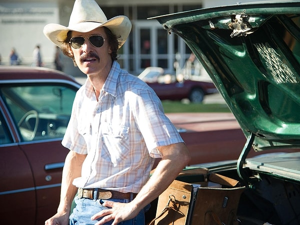 Matthew McConaughey lost a total of 22 kilograms (about 49 pounds) for his role as an AIDS patient in Dallas Buyers Club (2013), a performance that won him an award.