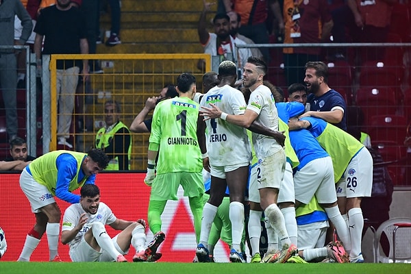 Erman Toroğlu maçın ardından yaptığı yorumda derbiye değindi ve Galatasaraylı futbolcuların derbiyi unutamadığını iddia etti.