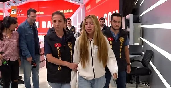 Şu anda 20 yaşında olan Naime yaşadıklarını: "Annemin bana verdiği pembe hapları babamın çayına karıştırdım. O sırada babam uykuya daldı ve annemin sevgilisi Şehmus eve geldi. Beni babamı boğarken çırpınmasın, diye bacaklarına oturttular. Ancak başaramayınca ertesi gün yine denediler. Bu kez annemin sevgilisi babamı üçlü priz kablosu ile boğdu." diye anlatmıştı.