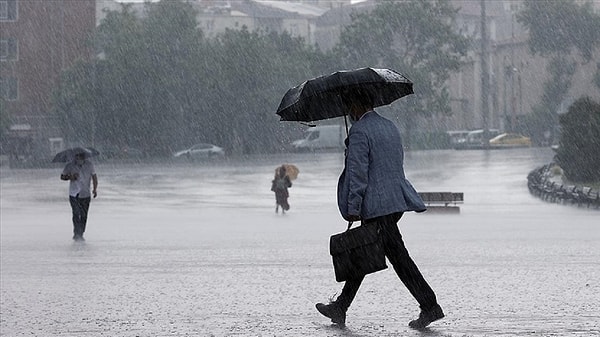 İstanbul Valiliği de İstanbul'da beklenen yağışlı hava nedeniyle uyarı yaptı. Uyarıda hava sıcaklıklarının 4 ile 8 derece arasında düşeceği belirtildi.