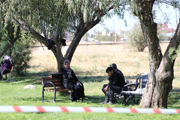 Jandarma Sahil Güvenlik, AFAD ve itfaiye ekipleri, gölde tekne ve botlarla arama çalışması başlattı. Aramaların yapıldığı sahile güvenlik şeridi çekilirken, Kabaiş’in ailesi de çalışmaların yapıldığı bölgeye geldi.