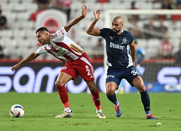 Zaman zaman tartışmalı hakem kararlarının da olduğu gecede Mourinho da hakem Cihan Aydın'la sık sık karşı karşıya geldi.