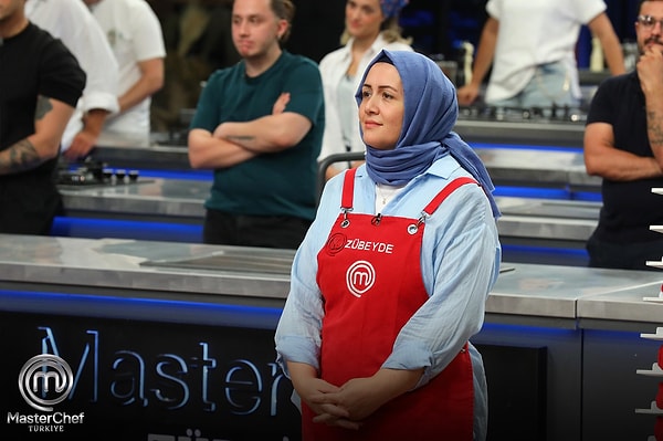 MasterChef'te geçtiğimiz hafta Yudum'un elenmesinin ardından bu hafta Mavi takım kaptanı Akın oldu ve kendisine rakip olarak Zübeyde'yi seçti.