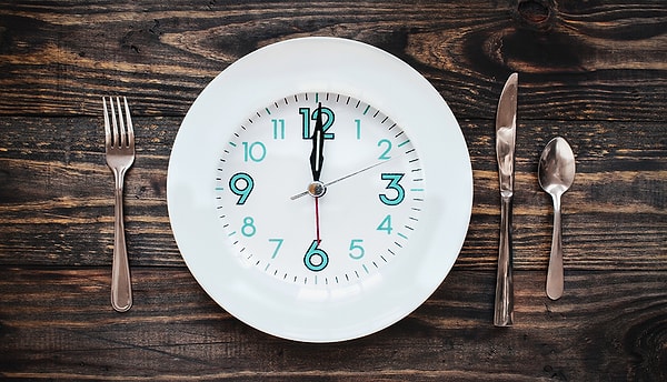 Let’s start by explaining what intermittent fasting is.