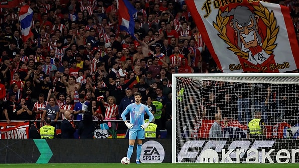 Atletico Madrid'in Real Madrid'le evinde 1-1 berabere kaldığı maça saha ve tribün olayları damga vurdu.