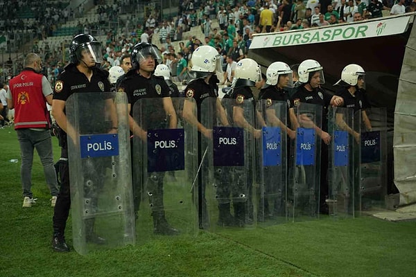 Lige Düzcespor, Tokat Belediye ve Ergene Velimeşe galibiyetleri ile başlayan Bursaspor evinde Muş SK'yı ağırladı. 0-0 biten maçta istenmeyen olaylar yaşandı.