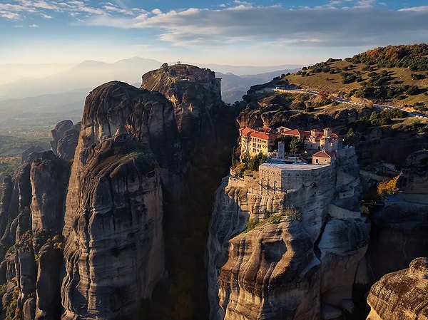 Meteora, Yunanistan’ın Teselya bölgesinde yer alan devasa kaya sütunlarıyla ünlüdür. Bu kaya oluşumları, milyonlarca yıllık erozyon ve tektonik hareketler sonucunda şekillenerek kumtaşı ve konglomera malzemelerinden oluştu.