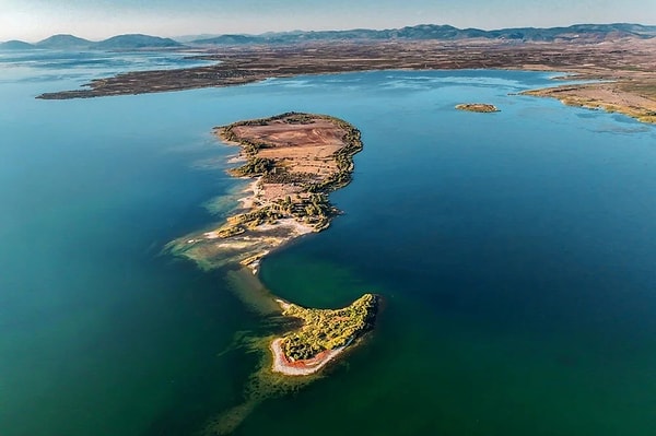 Yatırımcılar başta olmak üzere bazı ilgililer de metrekaresi 9 dolardan satışa çıkarılan yerle ilgili sahada araştırma yapmak için bölgeye geliyor.