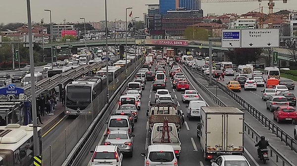 İstanbul'da bu sabah kuvvetli sağanak yağış etkili oldu. Yağışın etkisiyle trafik yoğunluğu sabah saatlerinde yüzde 80'e kadar çıktı.