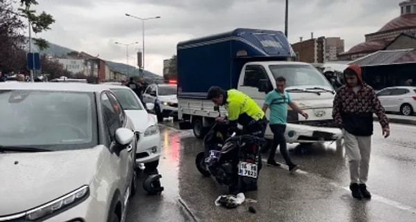 Ancak yağmurlu havanın etkisiyle kayganlaşan yolda kontrolünü kaybeden kamyonet, park halindeki 4 araca çarptıktan sonra kuryeye de çarptı. Yaralanan kurye hastaneye kaldırıldı.