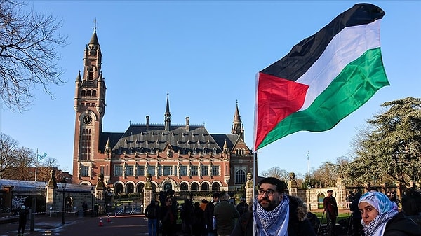 İslam dünyası haricinde İslam dünyasının soğuk baktığı ülke ve bölgelerin Filistin meselesini sahiplenişlerini hatırlattı Mehmet Şeker: