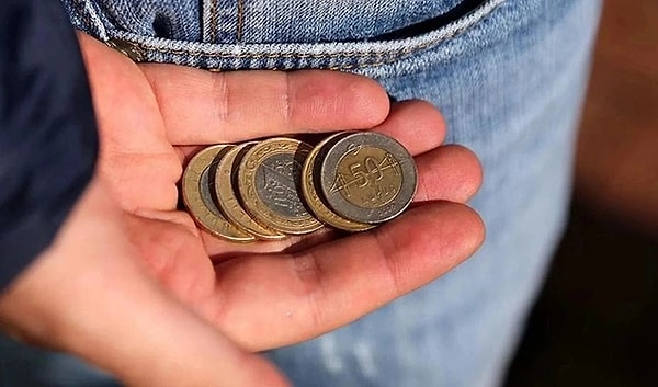 Türk-İş'in açıkladığı son verilere göre, 4 kişilik ailenin açlık sınırı 19 bin 830 lira. Türkiye'de bir asgari ücretlinin açlık sınırına ulaşması için bile gerekli rakam 2 bin 828 TL.