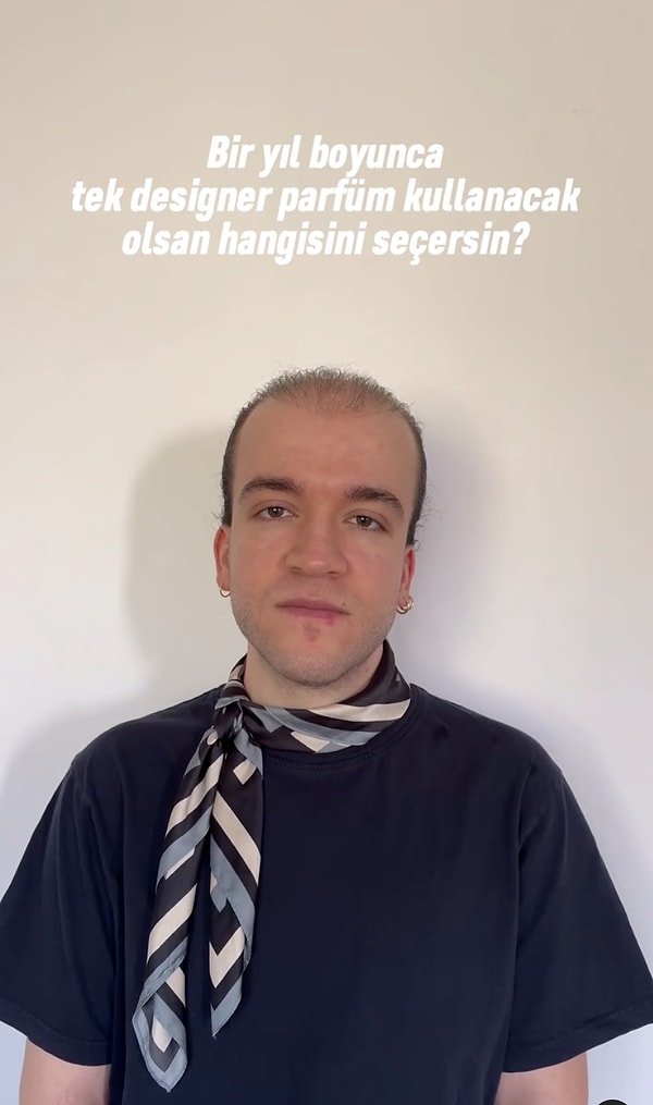 Ama hepsi bu kadar da değil. Yine bizim adını çok da bilmediğimiz pahalı parfümlerle ilgili tavsiyede bulunacak kadar başarılı bir koku uzmanı.