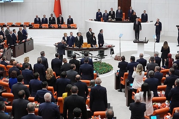 Meclis'teki yeni yasama yılı açılışında ise CHP sıralarında 5 yıl sonra bir ilk yaşandı. CHP'li milletvekilleri salona gelen Cumhurbaşkanı Recep Tayyip Erdoğan'ı ayakta karşıladı. MHP Genel Başkanı Devlet Bahçeli ise DEM Partili vekillerle tokalaştı.