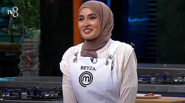 1. MasterChef Türkiye'de hem başarılı yemekleri hem de güzelliği ve sempatikliğiyle adından söz ettiren Beyza, bir kez daha son anda kaşıktan döndü!